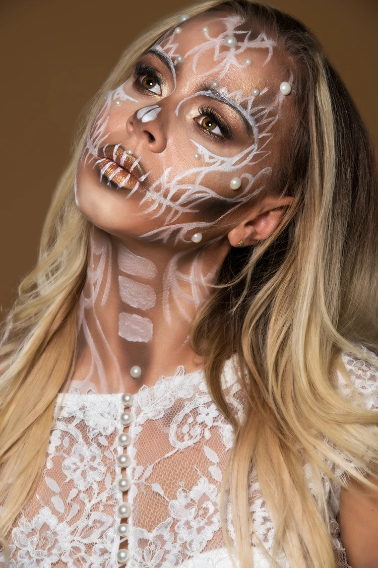 Filligrane Schminkidee für Halloween mit ein schaurig-elegantes Kostüm