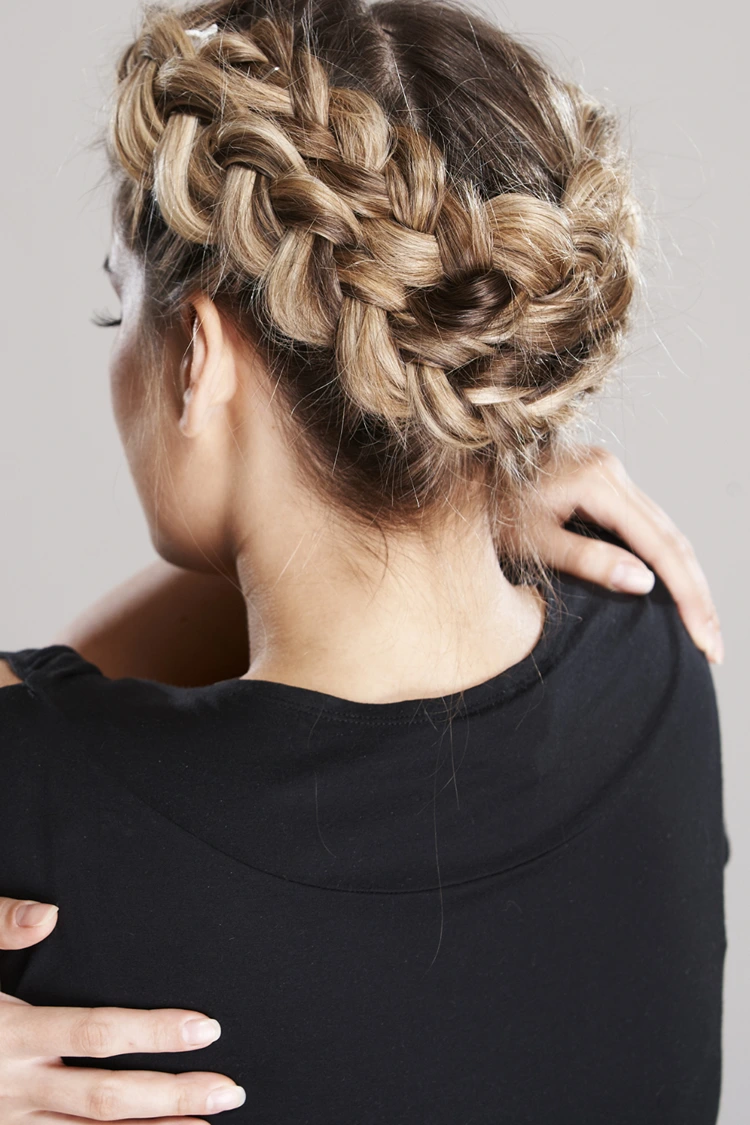 flechtkranz um kopf von hinten – klassisch und elegant