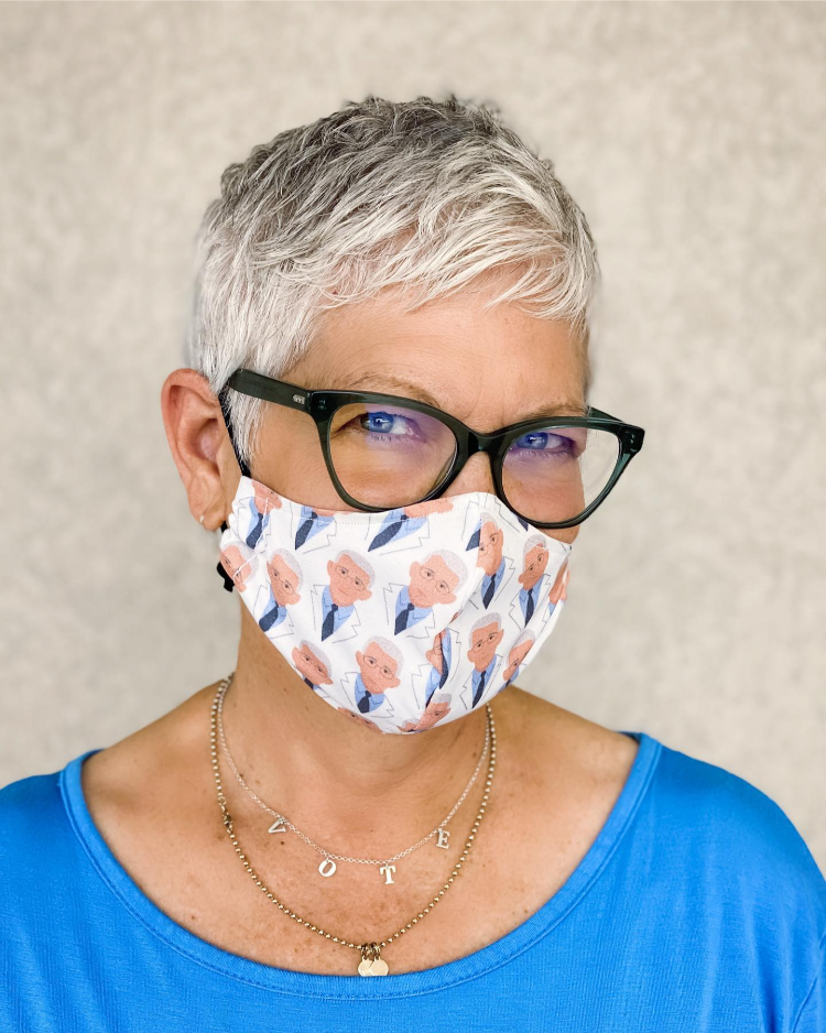 frau mit gesichtsmaske und brille mit pixie cut wie jamie lee curtis