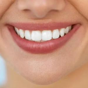 frau mit gesunden zähnen lächelt nach dem zähneputzen