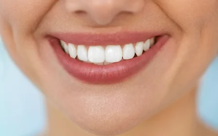 frau mit gesunden zähnen lächelt nach dem zähneputzen