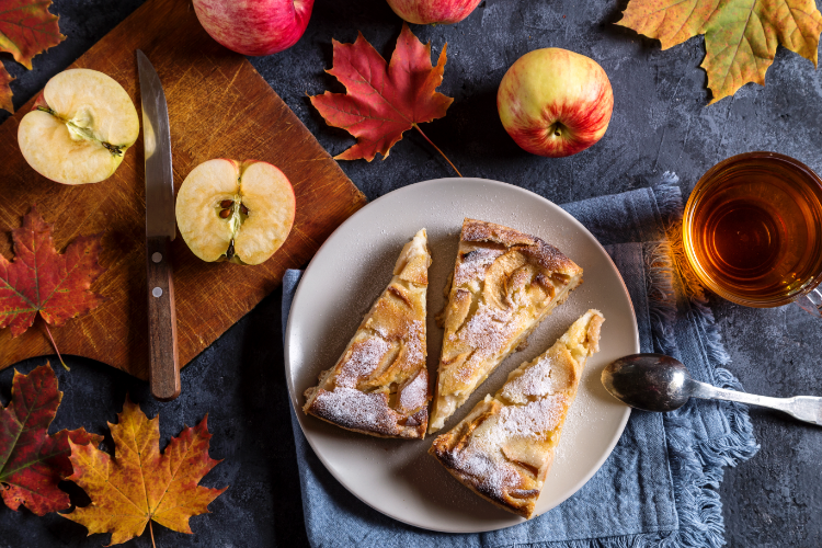 frisch gebackener apfelkuchen aus der heißluftfritteuse für den herbst