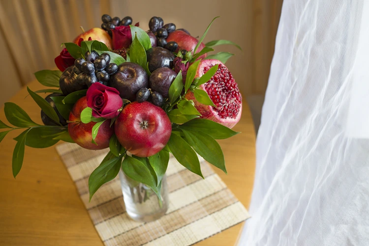Frischer Herbststrauß mit Obst zum Naschen als Deko oder Geschenk