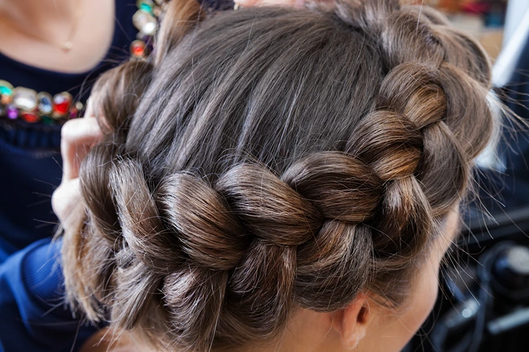 frisur geflochtener kranz – festlicher style mit zopfkranz