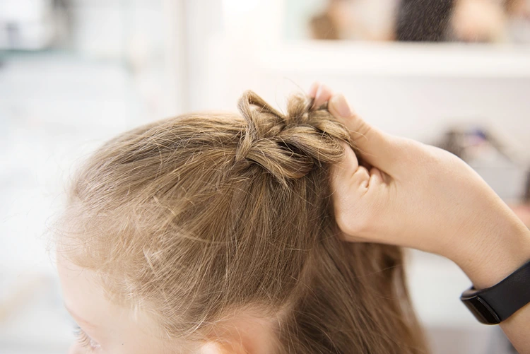 frisur wird schritt für schritt geflochten – dutch braid für mädchen
