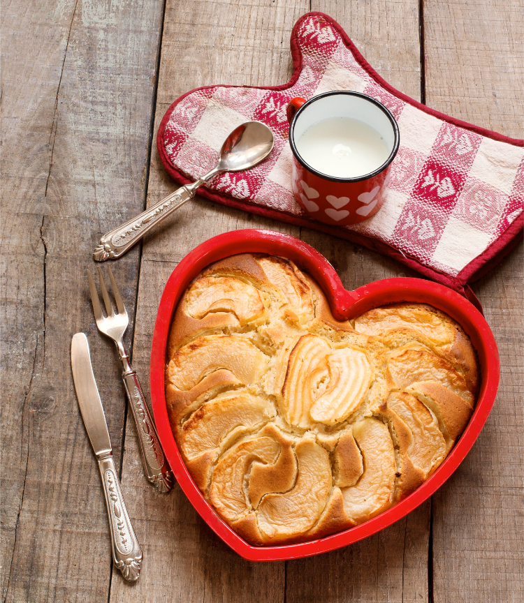 frühstücks apfelkuchen aus der heißluftfritteuse auf einem herzförmigen backblech