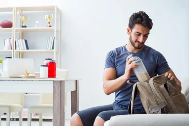 Für den Hunger zwischendurch Shakes mit Eiweißpulver vorbereiten