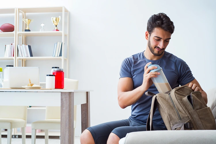 Für den Hunger zwischendurch Shakes mit Eiweißpulver vorbereiten