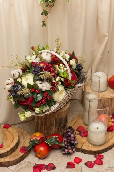 Für ein Gesteck legen Sie Steckschaum in einen Korb oder anderen Behälter