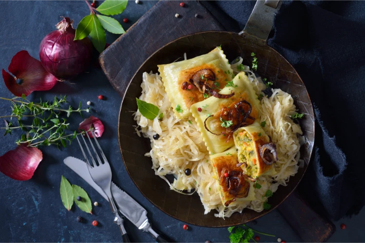 gebratene schwäbische gemüsemaultaschen mit gerösteten zwiebeln und sauerkraut