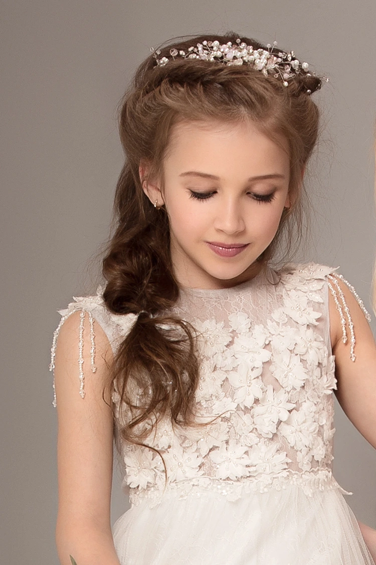 geflochtenes haarband mit seitlichem zopf und dezentem haarschmuck