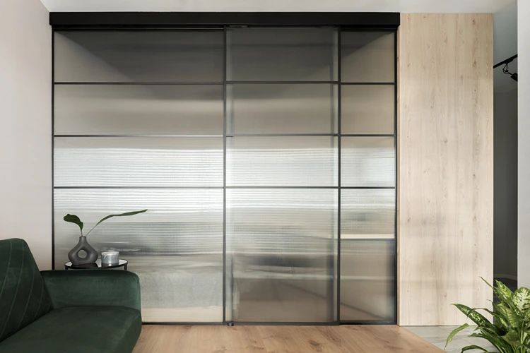 geschlossene schiebetür aus satiniertem glas im modernen apartment