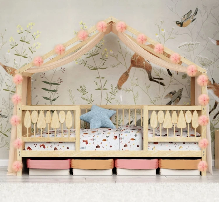 Girlande mit Stoffblumen als Deko fürs Kinderzimmer