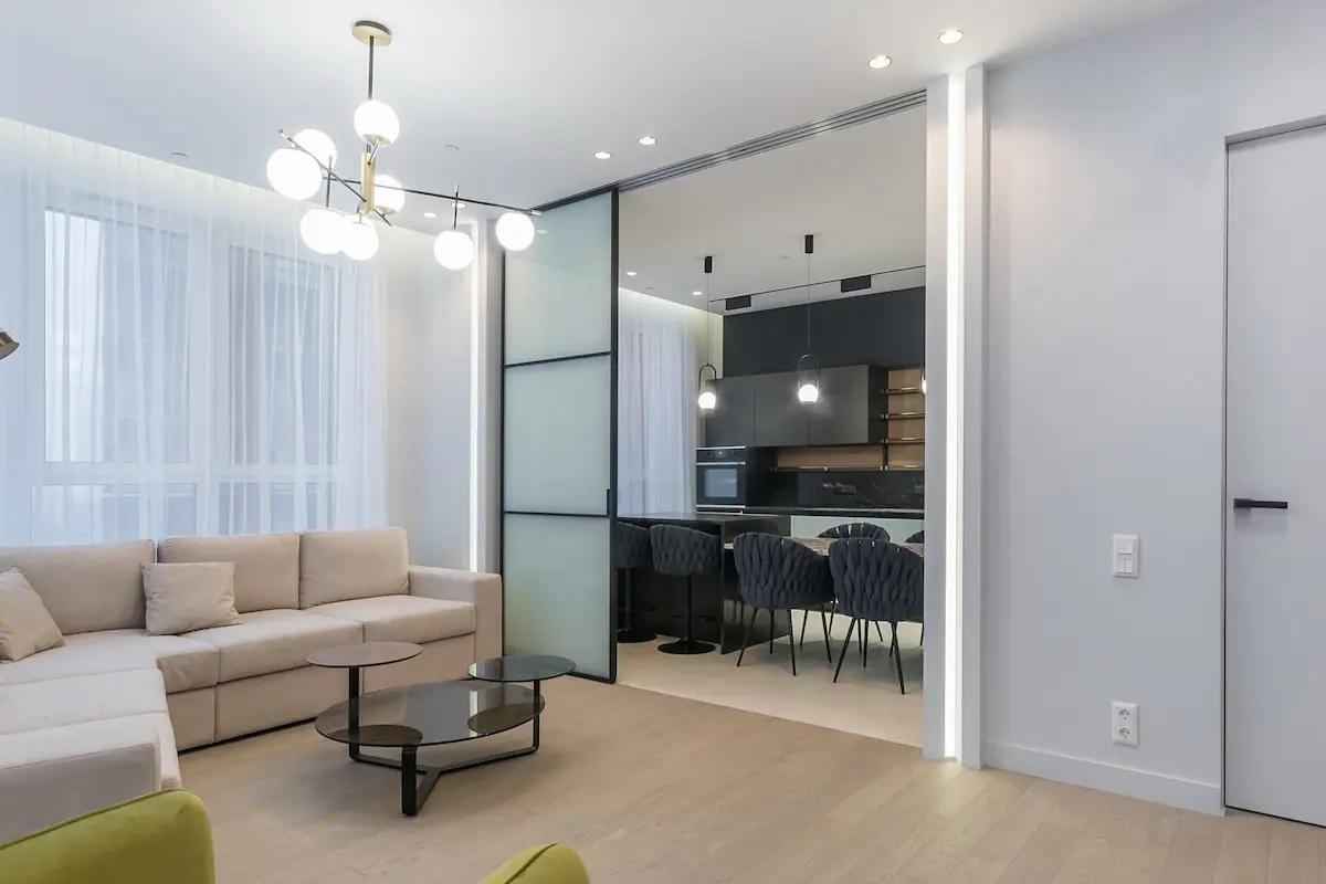 glas schiebetür zwischen küche und wohnzimmer