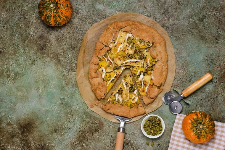 Herbstliche-Galette-mit-Buchweizen-K-rbis-Brie-glutenfrei-knusprig-und-himmlisch-aromatisch