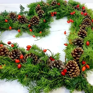 Grabdeko selber machen mit Tannenzapfen, Tannengrün und Hagebutte in Herzform