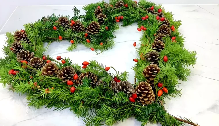 Grabdeko selber machen mit Tannenzapfen, Tannengrün und Hagebutte in Herzform
