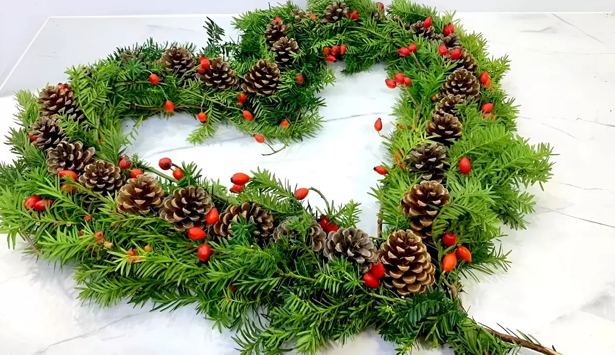 Grabdeko selber machen mit Tannenzapfen, Tannengrün und Hagebutte in Herzform