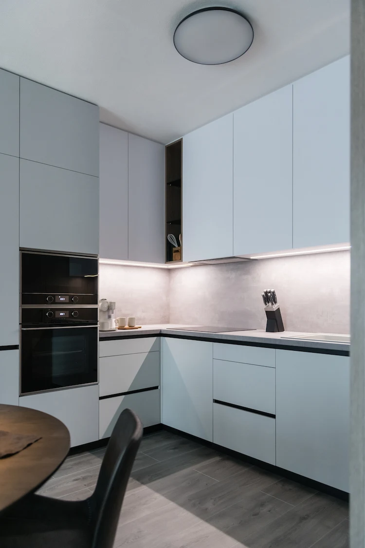 graue Eckküche weiße Arbeitsplatte selbst gestalten 