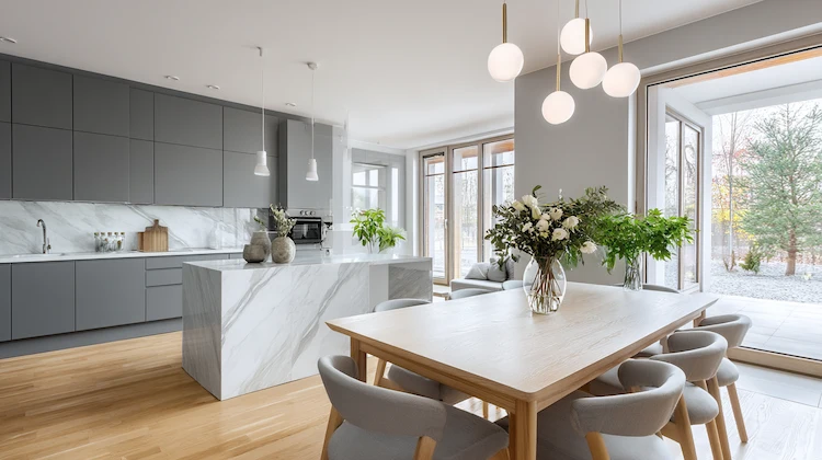 Graue Küche im skandinavischen Stil mit Kochinsel und Essplatz