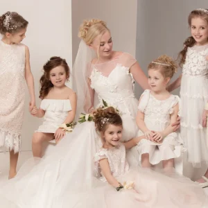 gruppenbild blumenmädchen mit unterschiedlichen hochzeitsfrisuren