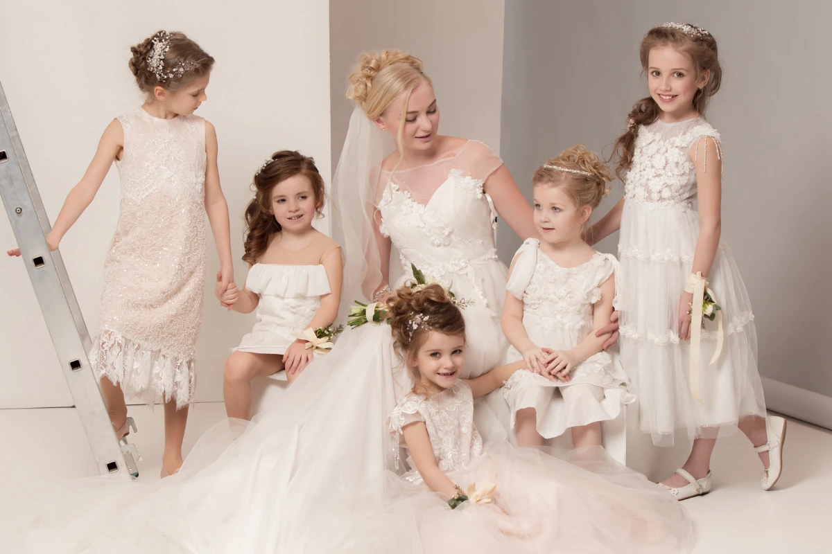 gruppenbild blumenmädchen mit unterschiedlichen hochzeitsfrisuren