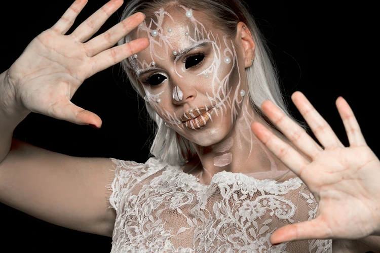 Gruseliger Dämon mit edlen weißen Ornamenten im Gesicht