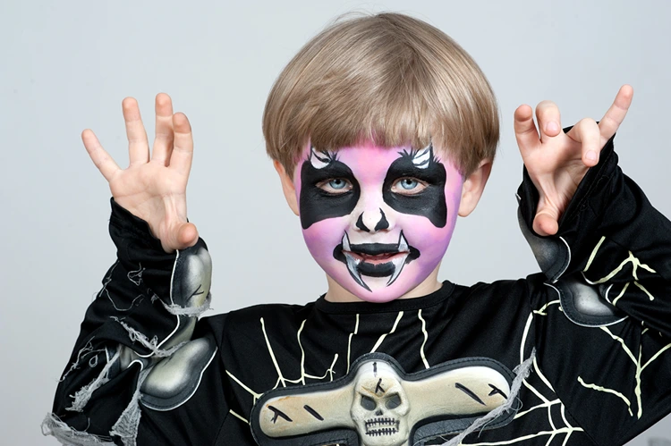 Gruseliges Kinderschminken für eine Halloweenparty