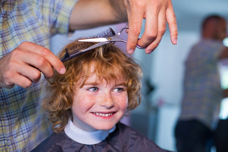 haarschnitt für jungen mit locken – der moment beim friseur voller freude
