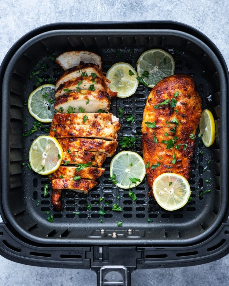 hähnchenfleisch mit zitrone in der heißluftfritteuse