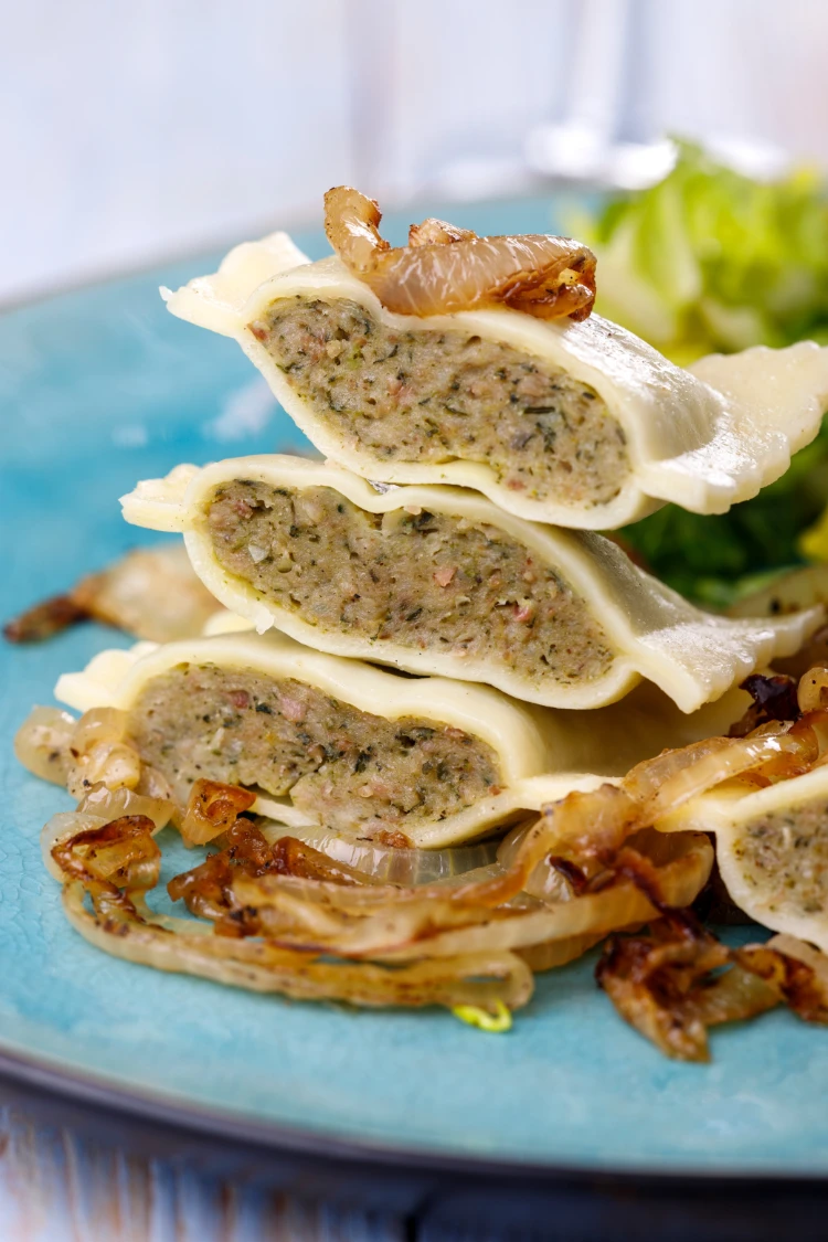 hälften von swabian maultaschen aus dem airfryer mit salat