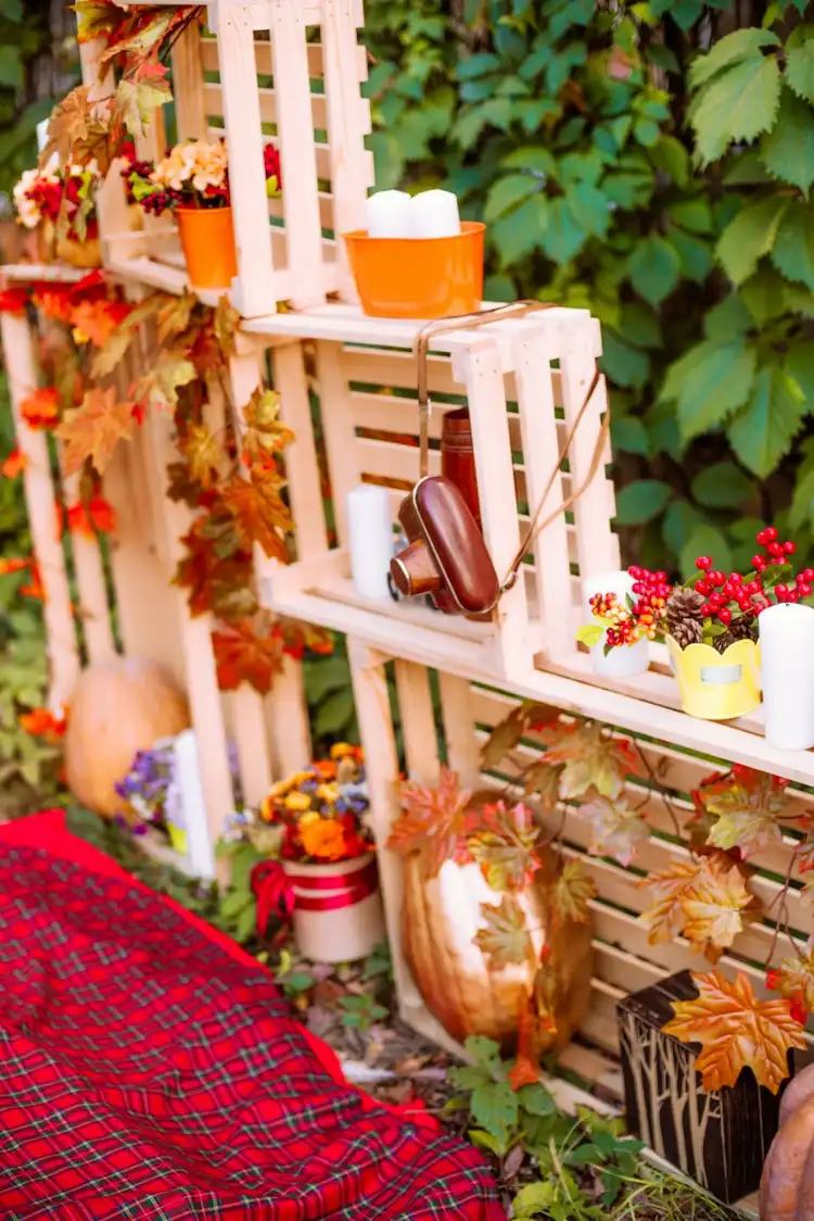 Hagebutten und Zapfen in einer Vase - Dekoidee für draußen 