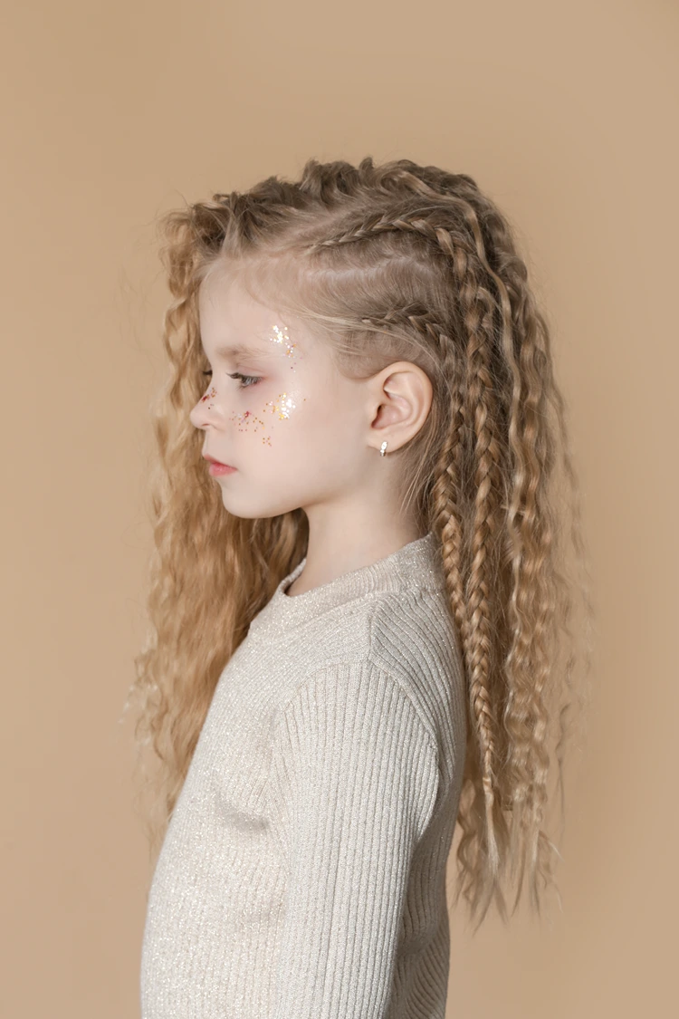 Halboffene Frisur für große und kleine Mädchen mit Flechtzöpfen und Wellen