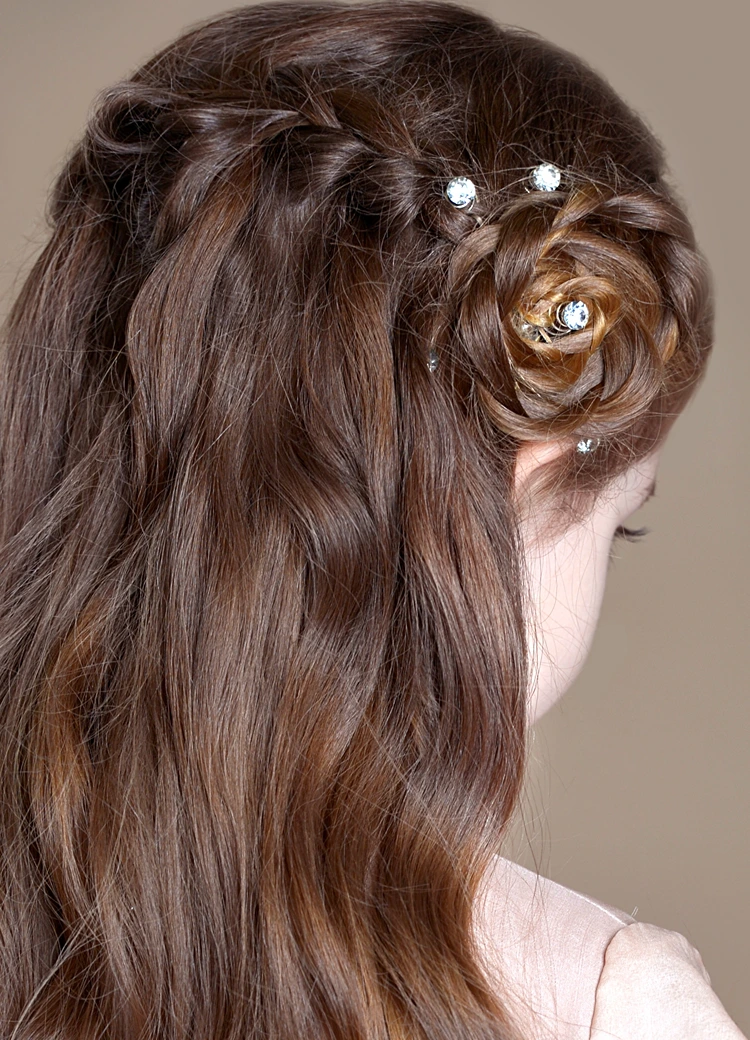 halboffene frisur für kinder – wasserfallzopf mit strass und rose