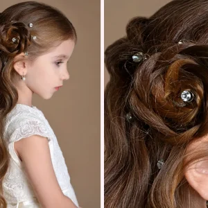 halboffene kinderfrisur mit wasserfallzopf und haarrose – festliche mädchenfrisur von der seite
