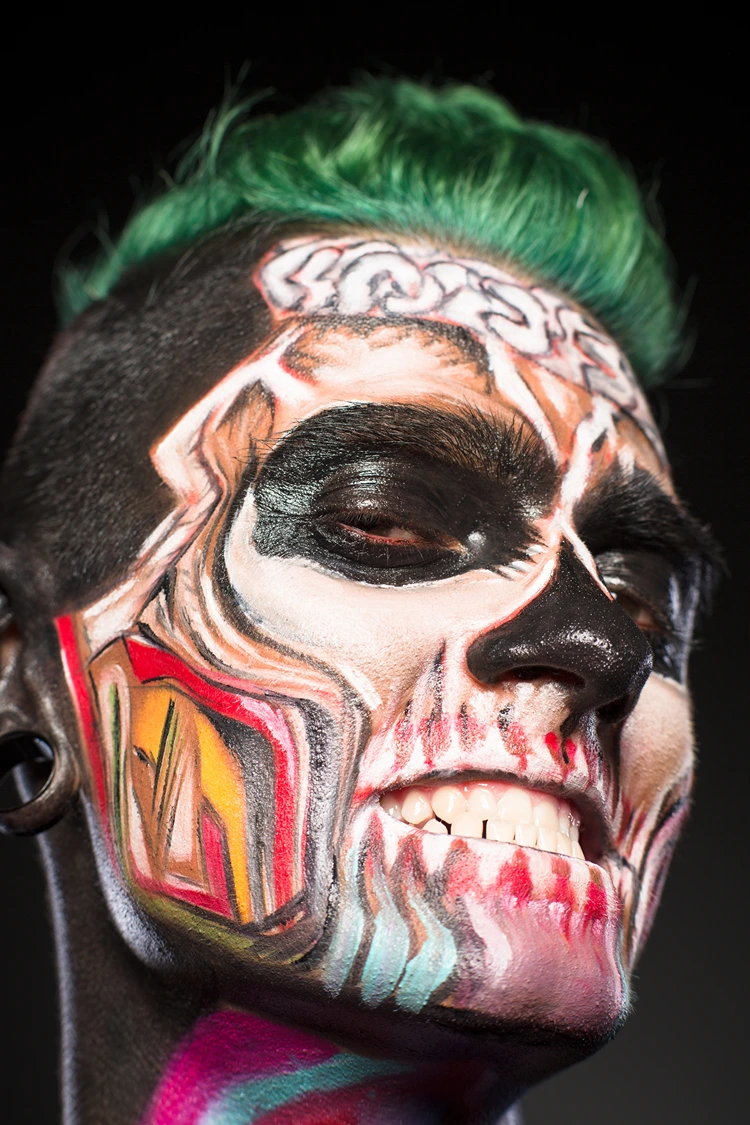 halloween make up für männer – farbig bemalter schädel mit muskelstruktur