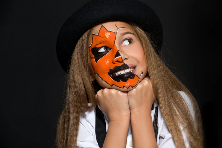 Halloween-Schminke für Teenager - Halbes Gesicht als Kürbis gestalten