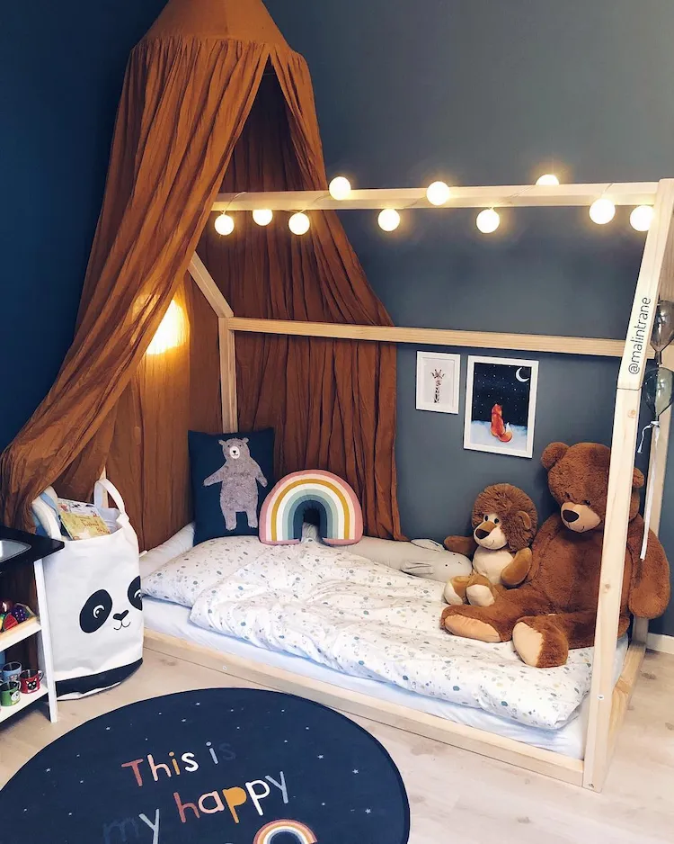 Hausbett dekorieren Ideen für Junge mit Betthimmel und Lichterkette