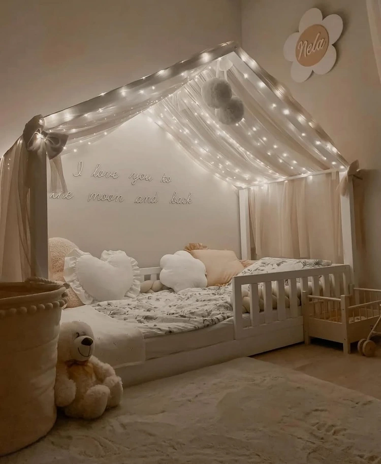 Hausbett mit Beleuchtung basteln und Stofflaternen als Deko