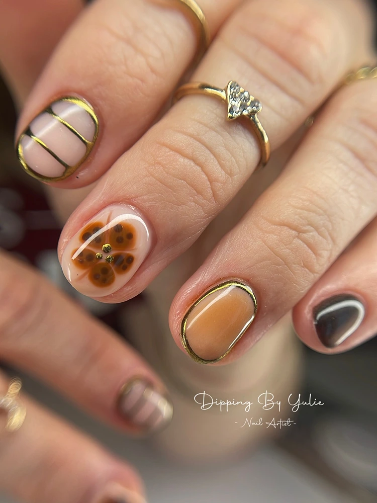 herbst nägel kurz braun und gold blooming gel