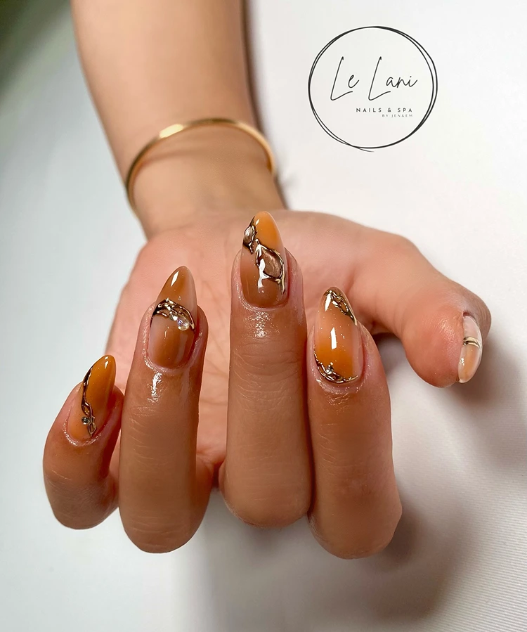 herbst nageldesign caramel mit gold