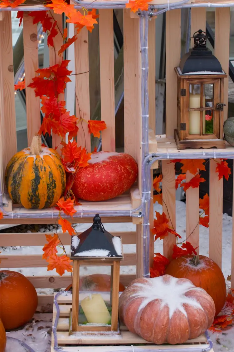 Herbstdeko mit Zierkürbissen und Girlanden aus Herbstblättern