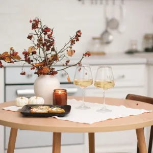 herbstliche tischdekoration mit kerze und zweigen