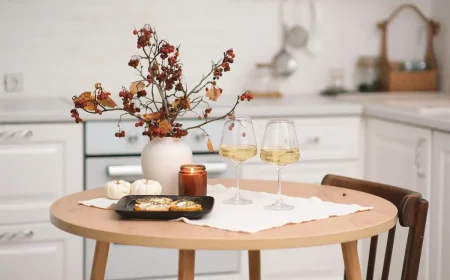 herbstliche tischdekoration mit kerze und zweigen