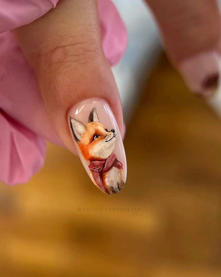 herbstliches nageldesign fuchs auf hellem hintergrund
