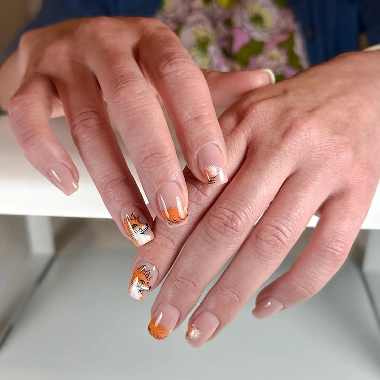 herbstnägel mit fuchs nude hintergrund