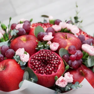 Herbststrauß mit Obst - Trauben, rote Äpfel und Granatapfel bilden ein schönes Farbschema