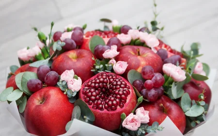 Herbststrauß mit Obst - Trauben, rote Äpfel und Granatapfel bilden ein schönes Farbschema