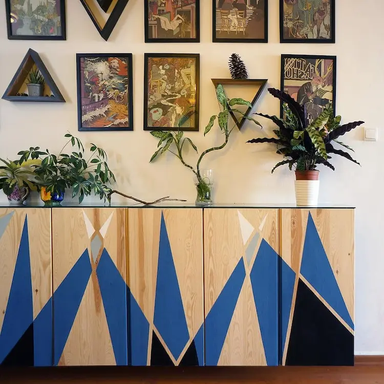 Ikea Schrank mit Tafelfarbe aufpeppen und geometrische Muster streichen