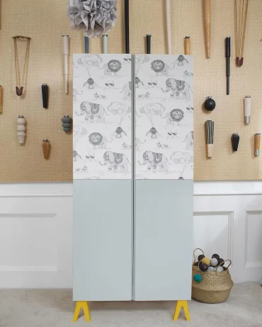 Ikea Schrank mit Tapetenresten und Farbe aufpeppen für Hobbyraum